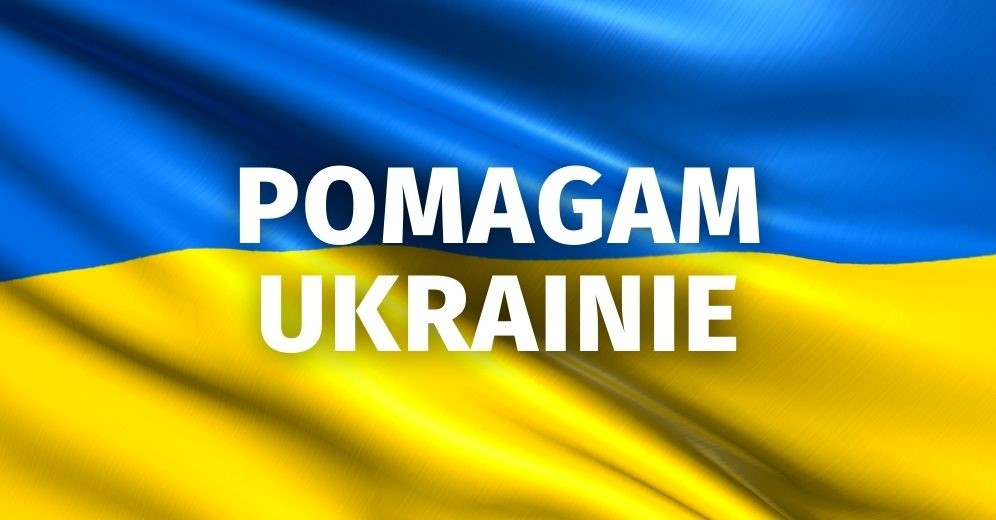 Flaga Ukrainy, niebieski u góry zółty na dole, na niej napis Pomagam Ukrainie